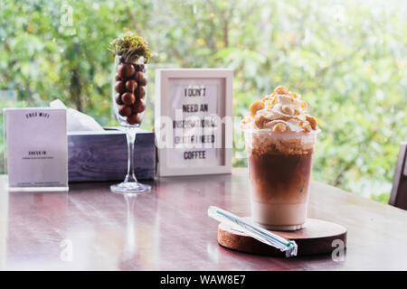 Café frío -Iced Caramel Macchiato capas bebida espresso, sirope de vainilla, leche cremosa frío espresso en tabla de madera
