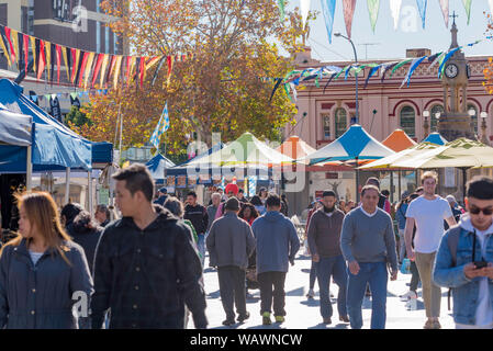 A la hora del almuerzo en un día de la semana en la Plaza del Centenario en Parramatta CBD muy multicultural caminar a través de la multitud o explorar el mercado de alimentos en la plaza. Foto de stock