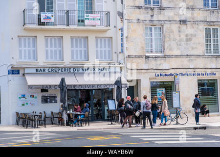 La Rochelle, Francia - 07 mayo, 2019: escena callejera en el casco antiguo de la ciudad de La Rochelle, Francia Foto de stock