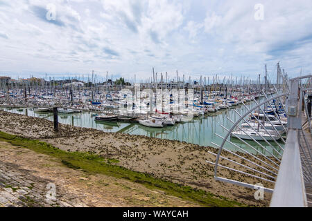 La Rochelle, Francia - Mayo 07, 2019: Una vista del puerto de vieux port de La Rochelle en Francia Foto de stock