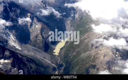 Vista aérea del glaciar y el lago alpino de alta Foto de stock