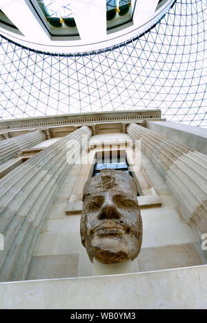 Museo Británico, Bloomsbury, Londres, Inglaterra, Reino Unido. Gran Corte. Cabeza de cuarcita de faraón egipcio Amenhotep III (Tebas, c1400BC) Foto de stock