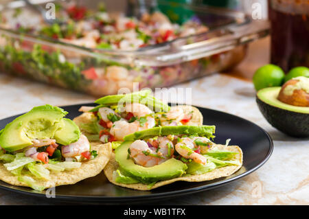 Tostadas con Ceviche de Camarones y aguacate Fotografía de stock - Alamy