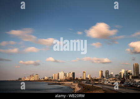 Sky Line Tel Aviv con el movimiento de las nubes