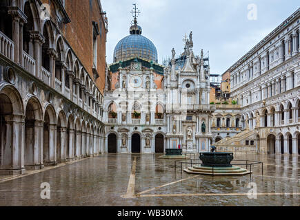 El patio del Palacio Ducal (Palazzo Ducale), Venecia, Italia Foto de stock
