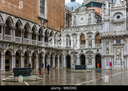 La Facciata dell'Orologio (fachada del reloj) y arcade en el patio del Palacio Ducal (Palazzo Ducale), Venecia, Italia Foto de stock