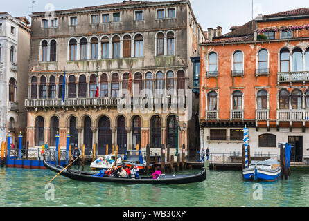Góndola por el Gran Canal (Canal Grande) pasando el Palazzo Loredan, Venecia, Italia Foto de stock