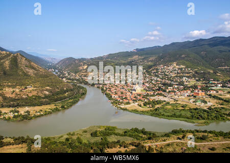 Confluencia de los ríos Mtkvari y Aragvi vistos desde arriba en Mtskheta - una de las ciudades más antiguas de Georgia y a la vista de la Svetitskhoveli Cathe Foto de stock