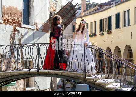 Dos mujeres de máscaras durante el Carnaval en Venecia. Foto de stock