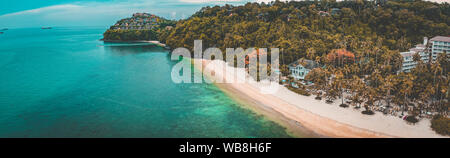 Vista aérea de la playa de Phuket en Tailandia desde arriba Foto de stock