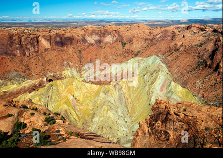 Coloridas formaciones geológicas en la agitación, el domo inferior profundamente erosionado de un cráter de impacto, el Parque Nacional Canyonlands, en Utah, EE.UU.. Foto de stock