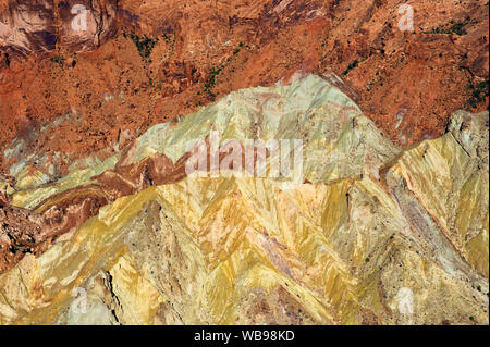 Coloridas formaciones geológicas en la agitación, el domo inferior profundamente erosionado de un cráter de impacto, el Parque Nacional Canyonlands, en Utah, EE.UU.. Foto de stock