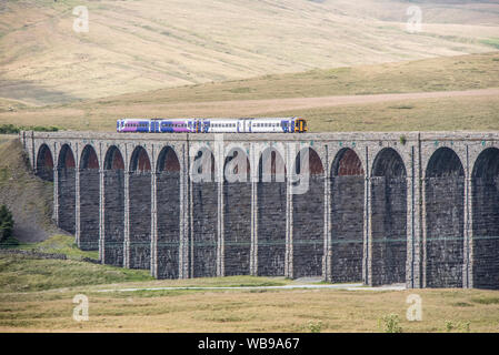 Tren de pasajeros cruzar el viaducto Ribblehead o Batty Moss viaducto en el resolver -Carlisle railway, North Yorkshire, Inglaterra, Reino Unido.
