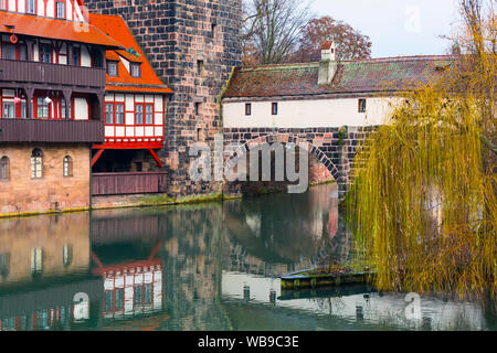 Icono vista de la ciudad de Nuremberg, Alemania, con paredes entramadas y el puente de Baviera Foto de stock