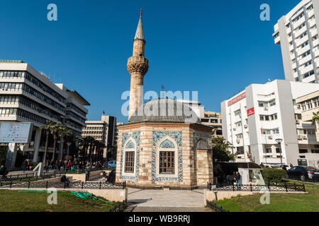 Izmir, Turquía - 1 de marzo de 2019. Vista exterior de la mezquita Yali Camii en la Plaza Konak en Izmir, con edificios de los alrededores y al pueblo. Foto de stock
