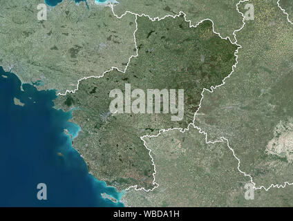 Imagen de satélite en color de la región de Pays de la Loire, Francia (con los límites administrativos). Esta imagen fue compilado a partir de los datos obtenidos en 2018 por satélites Sentinel-2. Foto de stock