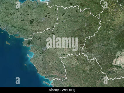 Imagen de satélite en color de la región de Pays de la Loire, Francia (con los límites administrativos). Esta imagen fue compilado a partir de los datos obtenidos en 2018 por satélites Sentinel-2. Foto de stock