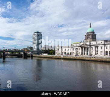 Una vista del muelle norte del río Liffey, en Dublín, Irlanda, con Liberty Hall en el fondo y la Casa de aduanas a la palestra Foto de stock