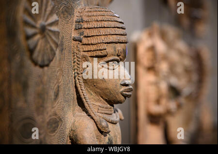 Londres. Inglaterra. Los Bronces de Benin en exhibición en el Museo Británico, placas de latón de la Corte Real Palacio del Reino de Benin, 16-17 16 ª siglo. Foto de stock