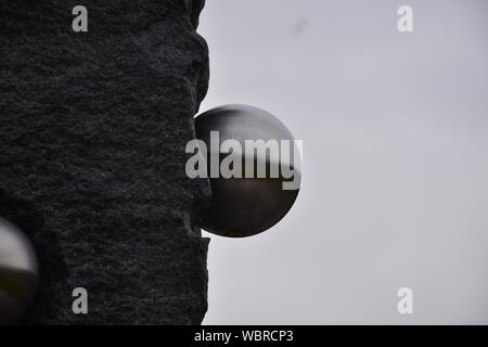 Close-up de bola en el rock contra el cielo claro