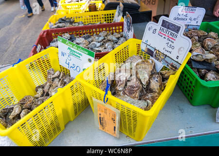 La Rochelle, Francia - Mayo 07, 2019: la venta de ostras en el mercado en La Rochelle, Francia Foto de stock