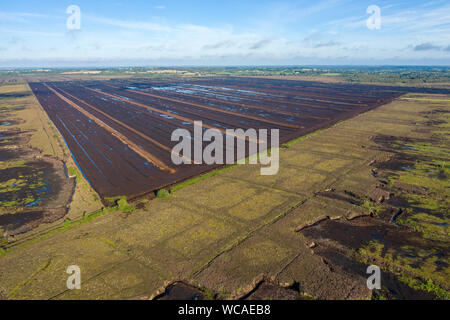 Imagen aérea de Bord na Mona turf y turberas en la campiña irlandesa, Condado de Kildare, Irlanda Foto de stock