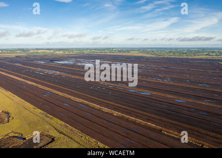 Imagen aérea de Bord na Mona turf y turberas en la campiña irlandesa, Condado de Kildare, Irlanda Foto de stock