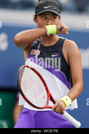 Nueva York, Estados Unidos. 27 Aug, 2019. Wang de China Yafan reacciona durante los singles femeninos primera ronda match entre Caroline Wozniacki de Dinamarca y Wang Yafan de China en el 2019 US Open en Nueva York, Estados Unidos, Agosto 27, 2019. Crédito: Liu Jie/Xinhua/Alamy Live News