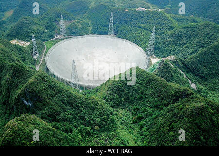 Pingtang. 27 Aug, 2019. Foto aérea tomada en agosto 27, 2019 muestra China del quinientos metros de radio telescopio esférico de abertura (FAST) en el sudoeste de la provincia de Guizhou en China. China es rápido, el más grande del mundo, el radiotelescopio de un solo plato, celebrarán el tercer aniversario de la operación que se inició en septiembre de 2016. Crédito: Ou Dongqu/Xinhua/Alamy Live News