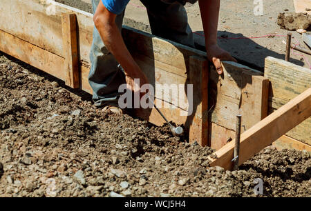 Bajo la sección de hombre trabajando en el sitio de construcción