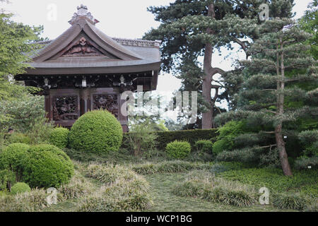 Kew Gardens. Londres, Reino Unido. Chokushi-Mon (Gateway de Imperial Messenger) es un 4 milésima copia de la puerta Nishi Hongan-ji en Kioto, Japón. Foto de stock