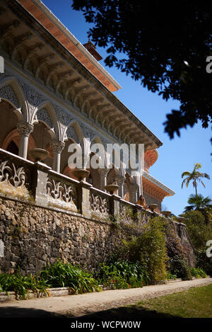 Detalle de la entrada lateral sobre el Palacio de Monserrate en Sintra, Portugal Foto de stock