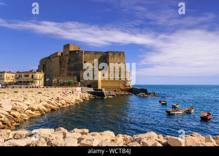 El Castel dell'Ovo (castillo del Huevo), una fortaleza medieval en la bahía de Nápoles, Italia.