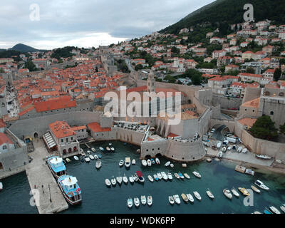 Drone disparo por encima del puerto de Dubrovnik. Foto de stock