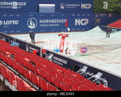 Nuremberg, Alemania - 20 de mayo de 2019: el centro de la cancha en el torneo de 250.000 euros WTA Versicherungscup cubiertos durante un intervalo de lluvia Foto de stock