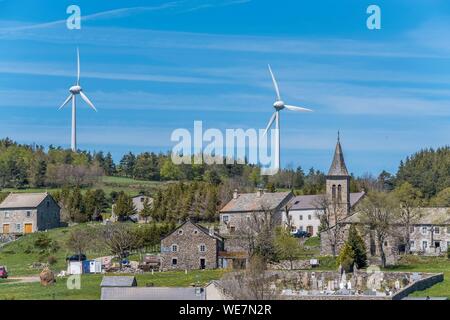 Francia, Ardèche, Parc Naturel Regional des Monts d'Ardeche (Regional reserva natural de los Montes de Ardèche), turbinas de viento y el pueblo de Saint Clément, Vivarais, absorben zona Foto de stock
