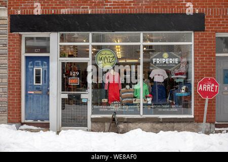 Canadá, provincia de Quebec, Montreal, la Plateau-Mont-Royal barrio después  de una tormenta de nieve, tienda de ropa usada, thrift store LOCAZ  Fotografía de stock - Alamy