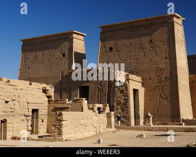 Egipto, en el Alto Egipto, Nubia, Valle del Nilo, Asuán, Isla Agilka, El Pilón en la entrada del Templo de Filé, Sitio del Patrimonio Mundial de la UNESCO, el templo de Isis Foto de stock