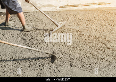 Bajo la sección de hombre trabajando en el sitio de construcción