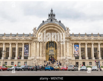 París, Francia - 15 de mayo de 2016: El Petit Palais (Pequeño palacio) es un museo de arte en el 8º arrondissement de París, Francia París, Francia - 15 de mayo de 2016: El Petit Palais (Pequeño palacio) es un museo de arte en el 8º arrondissement de París, Francia