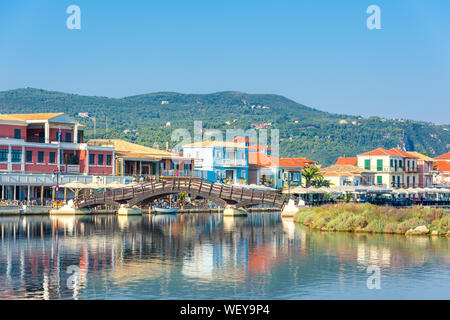 Lefkas (Lefkada) ciudad, increíbles vistas al pequeño puerto deportivo para los barcos pesqueros con el puente de madera y agradable paseo, isla jónica, Grecia Foto de stock