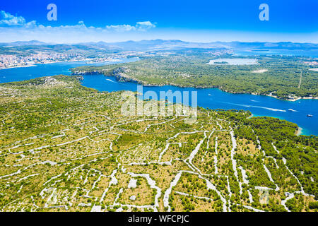 La costa adriática de Croacia, hermoso paisaje en Sibenik channel, antiguos campos de agricultura en karst, vista aérea Foto de stock