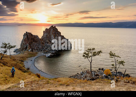 Shamanka Rock en el lago Baikal cerca de Khuzhir en la isla de Olkhon en Siberia, Rusia. Puesta de sol en el lago Baikal Foto de stock