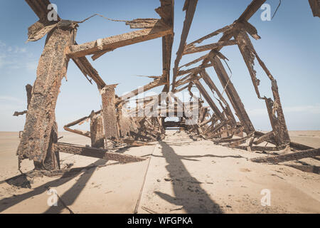 Estructura construida abandonados en el desierto