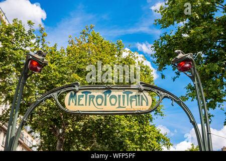 Francia, Paris, Place de Clichy, la entrada al metro estilo Guimard Foto de stock