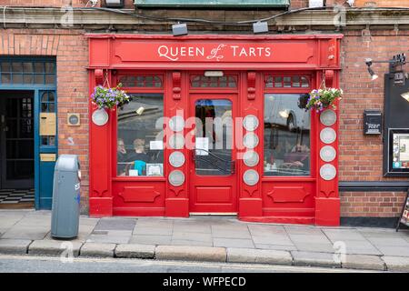 Irlanda, Dublín, Temple Bar, Dame Street, la Reina de tartas restaurante, café y pastelería con su fachada roja Foto de stock