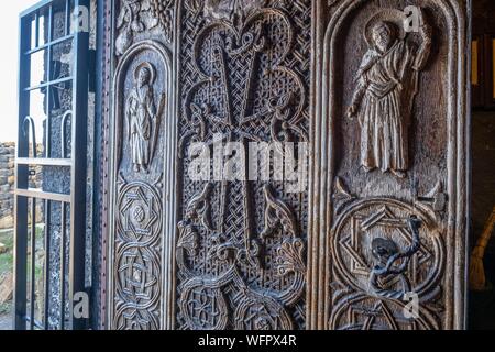Armenia, Gegharkunik región, Sevan, Sevanavank monasterio a orillas del lago Sevan, un detalle de la puerta de la iglesia de Surp Astvatsatsin