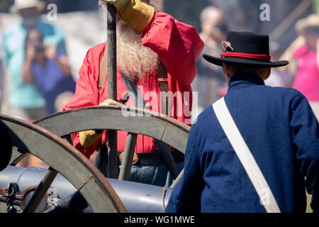 El hombre vestido con ropa de la época de la guerra civil por un canon  durante una guerra civil recreación Fotografía de stock - Alamy