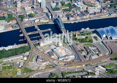 Una vista aérea de Newcastle upon Tyne, centro de la ciudad, noreste de Inglaterra, Reino Unido mostrando el Sage en Gateshead Foto de stock