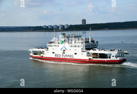 El Halcón rojo ferry de pasajeros y de vehículos de propiedad de la compañía de ferry Red Funnel en el Solent rumbo al puerto de Southampton, Hampshire, Inglaterra, Reino Unido. Foto de stock